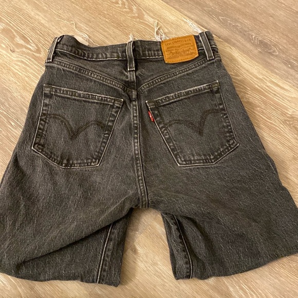 Women’s Black Levi Cropped Jeans - Picture 5 of 5